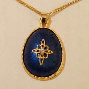 VINTAGE AVON ROYAL IMPRESSIONS PENDANT NECKLACE 1980'S